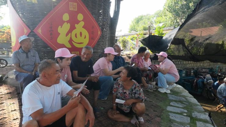 对照阅读让灶台前的躬身服务